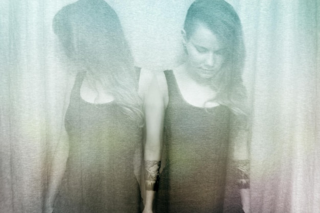 Биполярное аффективное расстройство второго типа и его лечение. Биполярное аффективное расстройство второго типа (БАР II) — это психическое заболевание, характеризующееся чередованием депрессивных эпизодов и гипоманиакальных состояний. Гипомания, в отличие от мании, проявляется менее интенсивно и не приводит к значительным нарушениям в социальной и профессиональной жизни, но все равно может существенно влиять на настроение, поведение и самочувствие пациента. Люди с БАР II типа часто испытывают длительные периоды депрессии, которые могут быть тяжелыми и изнуряющими. Это расстройство имеет склонность к хроническому течению с периодами обострений, что делает лечение и поддерживающую терапию жизненно важными для пациентов.