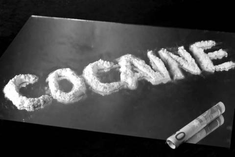 Среди всех известных миру видов наркотиков кокаин стоит особняком – в среде наркоманов он считается элитным наркотиком. Основное отличие кокаиновой зависимости заключается в том, что она проявляется исключительно психологически и эмоционально, физической зависимости от кокаина не существует. Тем не менее, зависимость от кокаина быстро набирает обороты – спустя неделю плотного «сидения на наркотике» зависимый человек уже просто не в состоянии от него отказаться самостоятельно. Именно это делает кокаин наиболее опасным – от его употребления развивается сильнейшая психологическая тяга. Как распознать кокаиновую зависимость? Кокаин имеет разные названия - «кокс», «мука», «дутый» или «ускоритель». Обычно наркотик употребляется через втягивание в ноздрю, иногда – внутривенно, и чаще всего – через курение (производных от кокаина), в таком случае его называют «крек». Зависимость от данного вида наркотика обычно распознать бывает довольно сложно. Близкие наркомана часто путают ее с хорошим настроением. Тем не менее, особенности у кокаиновой зависимости существуют. Вы можете заподозрить употребление кокаина, кем-то из Ваших близких, если Вы наблюдаете следующие симптомы: •	постоянно расширенные зрачки; •	часто повышена температура тела; •	повышенное артериальное давление; •	постоянно хорошее настроение; •	проблемы с пищеварением и аппетитом; •	повышенная трудоспособность на фоне отсутствия сна и нетипичной жизнерадостности. На более поздних стадиях от частого употребления «крека» развиваются вспышки раздражительности, которые наркоман обычно снимает приемом алкогольных напитков. По этому признаку также можно распознать зависимость. Как проходит лечение кокаиновой зависимости? Поскольку от кокаиновой зависимости не развивается абстинентного синдрома, то лечения курсом «детокса» не применяется. Обычно в данном случае осуществляется реабилитация и психотерапия наркомана. Наша клиника в Израиле предлагает пройти лечение кокаиновой зависимости по комплексной программе, включающей в себя самые современные и эффективные методы лечения. Мы предлагаем зависимым комфортные условия для проживания, комплексное лечение и психологическую поддержку. В нашем центре от «IsraClinic» в области психотерапии применяются такие методики лечения наркозависимых: •	Работа с психотерапевтом •	Консультации нарколога •	Консультации психиатра •	Консультации психолога •	Консультации социального работника •	Программа «12 шагов» •	Группы «Анонимные наркоманы» •	Спорт-терапия •	Арт-терапия •	Психодрама •	Лекции и видеоматериалы, групповое обсуждения полученной информации •	Лечение самыми современными препаратами при двойных диагнозах (развитие депрессии, биполярного расстройства, шизофрении, бредового расстройства и других психических заболеваний на фоне зависимости) Задача наших специалистов заключается в том, чтобы помочь зависимому осознать ошибки прошлого, провести анализ и понять причины, повлекшие за собой употребление наркотиков. Также мы помогаем заново сформировать самооценку и пройти социальную адаптацию, влиться в общество с наименьшими потерями. Мы используем только проверенные методики реабилитации наркозависимых, делая упор на психическом излечении тяги к наркотикам.